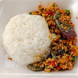 ผัดกะเพราหมูสับไข่เยี่ยวม้าสด