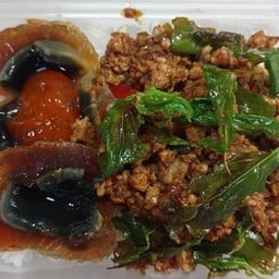 ข้าวราดกระเพรากรอบไข่เยี่ยวม้า