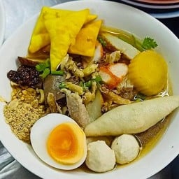 บะหมี่ เกี๊ยว เย็นตาโฟ-หมูแดง