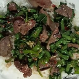 กะเพราหมูกรอบ