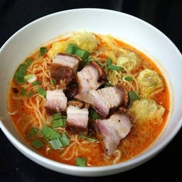 บะหมี่เกี๊ยวต้มยำหมูกรอบ