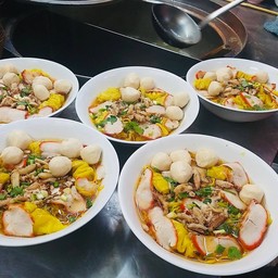 บะหมี่ เกี๊ยว ปู หมูแดง ลูกชิ้น