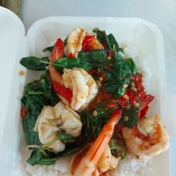 กระเพรากุ้งราดข้าว