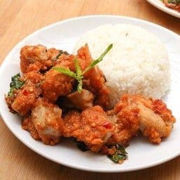 กระเพราไก่กรอบราดข้าว