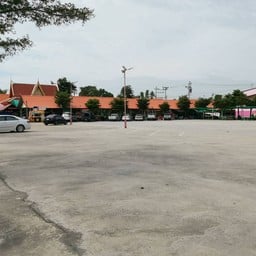 ที่จอดรถกว้างขวาง