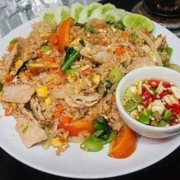 ข้าวผัดหมูหรือไก่