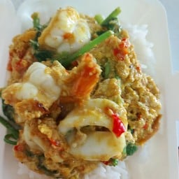 กุ้งปลาหมึกผัดผงกะหรี่ ราดข้าว