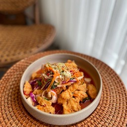 ยำไก่กรอบซอสศรีราชา