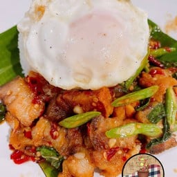 ข้าวเครื่องแกงหมูกรอบ