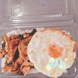 กระเพาไก่ราดข้าวไข่ดาว