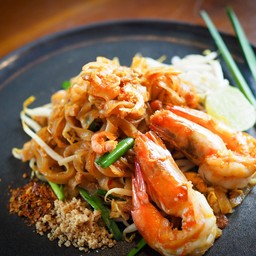 ผัดไทยเส้นจันทร์กุ้งสด