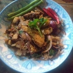 ยำคอหมูย่าง