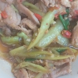 หมูนุ่มผัดพริกหยวก ราดข้าว