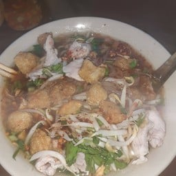 ก๋วยเตี๋ยวเลี่ยงเมือง อาหารตามสั่ง