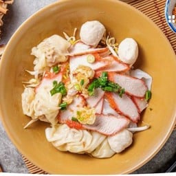 เส้นใหญ่เกี๊ยว หมูแดง