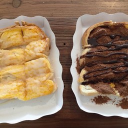 ขนมปังปิ้ง 2 ชิ้น  เนยนมนำ้ตาล-เนยนมโอวัลติน