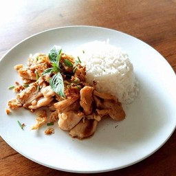 ข้าวราดไก่กระเทียมพริกไทย