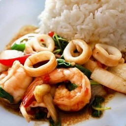 กระเพราทะเลราดข้าว
