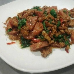 ข้าวราดผัดกะเพราแหนมหมูสับพริกแห้ง