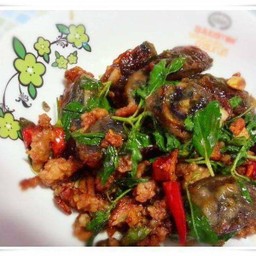 กับข้าวกระเพราไข่เยี่ยวม้าหมูสับ