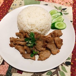 ทอดกะเทียม (กับข้าว)