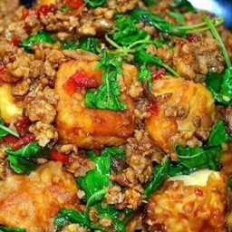 ข้าวราดผัดกะเพราเต้าหู้ปลาหมูสับพริกแห้ง