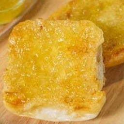 ขนมปังปิ้ง แยมส้ม เนย