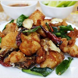 กับข้าวไก่ทอดกระเทียมพริกไท