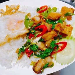 กระเพราหมูกรอบไข่ดาวราดข้าว