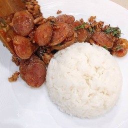 ข้าวราดผัดกะเพรากุนเชียงหมูสับพริกแห้ง