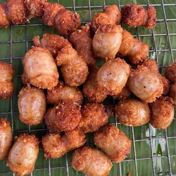 น้องออมไส้กรอกทอดตลาดแพไม้