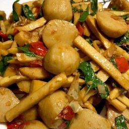 ข้าวราดผัดกะเพราหน่อไม้ลูกชิ้นปลาพริกแห้ง