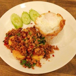 ข้าวราดผัดกะเพราเต้าหู้ไข่หมูสับพริกแห้ง(ไม่รวมไข่ดาว)