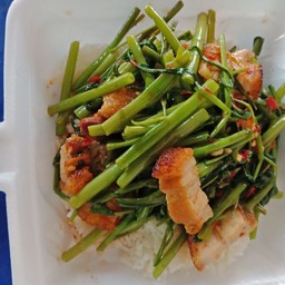 ผักบุ้งหมูกรอบราดข้าว