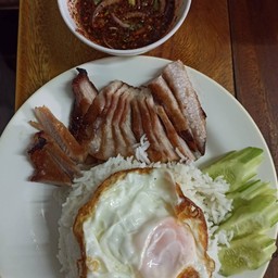 ข้าวคอหมูย่างจิ้มแจ่ว+ไข่ดาว +โค้กใส่น้ำแข็ง