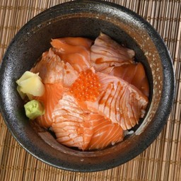 ข้าวหน้าแซลมอนซูพรีม M