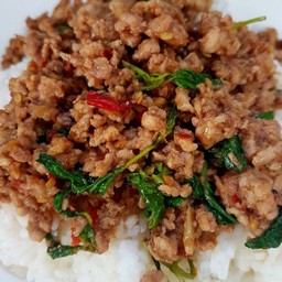 ข้าวกะเพราหมู (พิเศษ) +โค้กใส่น้ำแข็ง