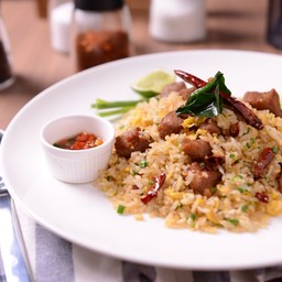 ข้าวผัดหมูเค็มพริกแห้ง