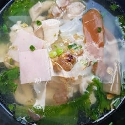 ก๋วยเตี๋ยวน้ำ ไก่+แฮม+หมึก