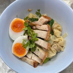 บะหมี่เกี๊ยวหมูกรอบ+ไข่