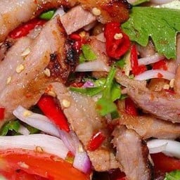 ยำคอหมูย่าง
