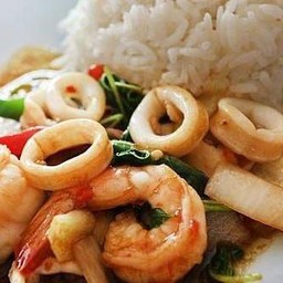 ข้าวกะเพรารวมมิตรทะเล+ไข่