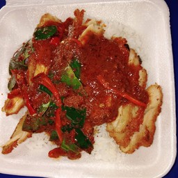 ผัดพริกแกงไก่กรอบราดข้าว