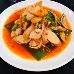 ยำไส้กรอกหนังกรอบ