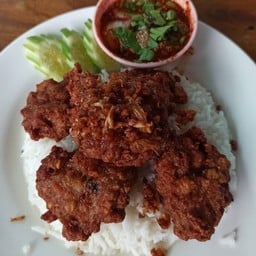 ข้าวหมูสับก้อนกระเทียม +โค้กใส่น้ำแข็ง