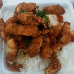 ข้าวราดกระเพาไก่กรอบ