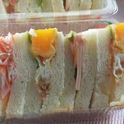 แซนวิช แฮมปูอัดไข่ดาวขนมปังขาวนุ่มๆ