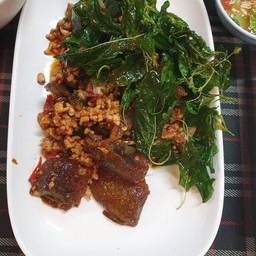 ไข่เยี่ยวม้ากระเพรากรอบ