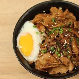 ข้าวหมูผัดซอสงา+ไข่ออนเซ็น