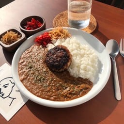 ข้าวแกงกะหรี่แฮมเบิร์กเนื้อ